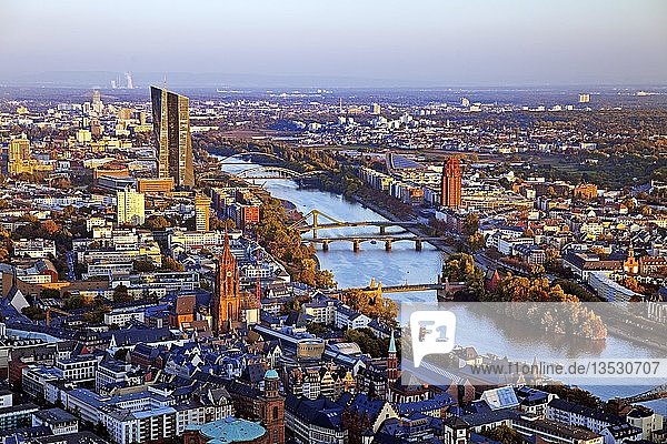 Stadtansicht  Blick vom Maintower auf die Neue Europäische Zentralbank und die Maininsel  Frankfurt am Main  Hessen  Deutschland  Europa