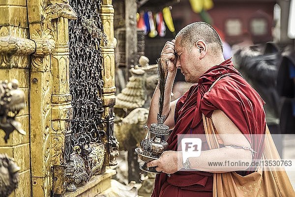 Buddhistischer Mönch Affentempel Swayambhunath Kathmandu Nepal Asien