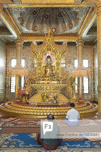 Vergoldeter sitzender Buddha  Nan Oo Buddha  Nan Oo Buddha Halle  Botataung Pagode  Buddhistischer Tempel  Yangon  Myanmar  Asien