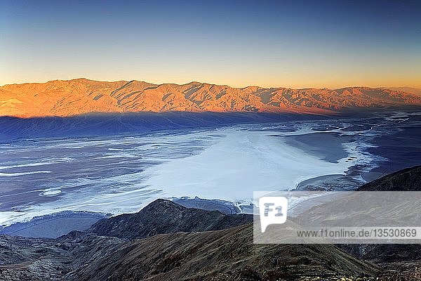 Blick von Dante's View bei Sonnenaufgang über Badwater Basin  Death Valley National Park  Kalifornien  USA  Nordamerika