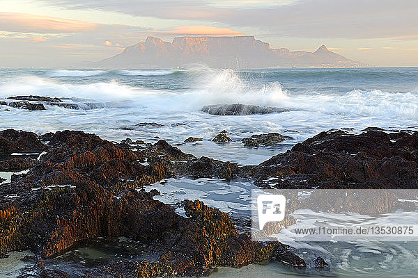 Tafelberg im letzten Licht des Tages  gesehen vom Bloubergstrand  Kapstadt  Westkap  Südafrika  Afrika