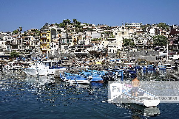 Fischer im Ruderboot im Hafen vom Fischerdorf Aci Trezza Gemeinde Aci Castello Catania Sizilien Italien Europa