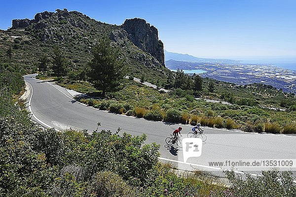 Zwei Rennradfahrer auf einer kurvenreichen Straße  in der Nähe von Kalamafka  Kreta  Griechenland  Europa