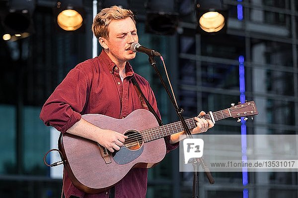 Der britische Musiker Lewis Watson live beim 25. Blue alls Festival in Luzern  Schweiz  Europa