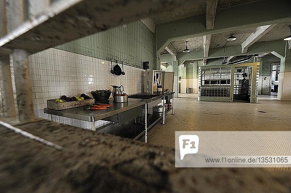 Blick durch den Essensschlitz im Speisesaal in die Küche des Gefängnisses  Alcatraz Island  Kalifornien  USA  Nordamerika