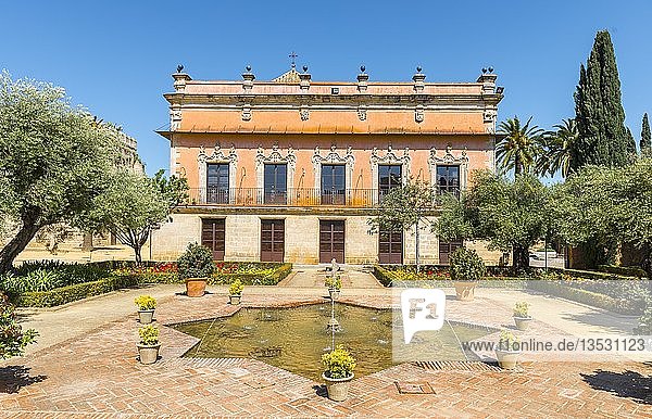 Springbrunnen vor dem Barockschloss  Alcázar de Jerez  Jerez de la Frontera  Provinz Cádiz  Andalusien  Spanien  Europa