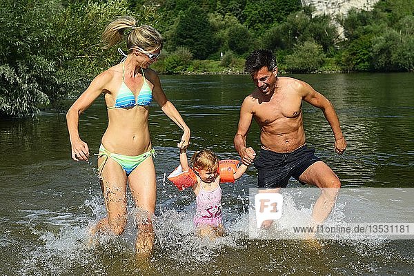 Family splashing in the Danube  Matting  Regensburg  East Bavaria  Lower Bavaria  Bavaria  Germany  Europe