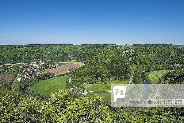 Blick auf das obere Donautal und die Stadt Beuron vom Jägerfelsen aus gesehen  Baden-Württemberg  Deutschland  Europa