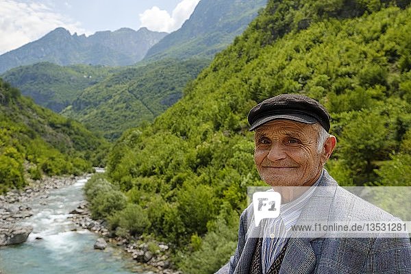 Alter Mann vor dem Fluss Cem i Vuklit  Tamara  Tamarë  Region Kelmend  Albanische Alpen  Prokletije  Qark Shkodra  Albanien  Europa
