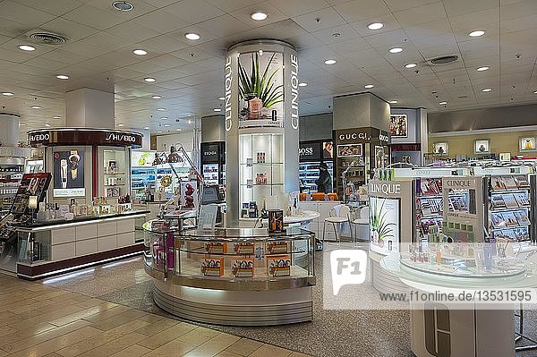 Kosmetikabteilung in einem Kaufhaus  München  Oberbayern  Bayern  Deutschland  Europa