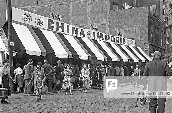 Leipziger Messe  Verkauf von Waren aus China  1954  Große Fleischergasse  Leipzig  Sachsen  DDR  Deutschland  Europa