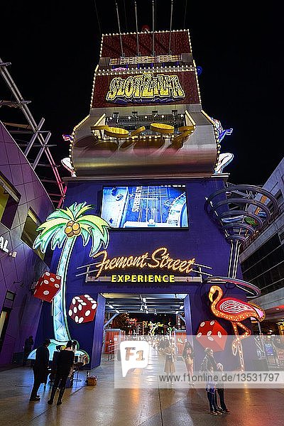 Leuchtreklame an der Fremont Street Experience im alten Las Vegas  Nachtszene  Downtown  Las Vegas  Nevada  USA  Nordamerika
