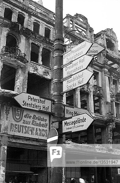 Leipziger Messe Messewegweiser vor Ruinen 1949 Markt Leipzig Sachsen DDR Deutschland Europa