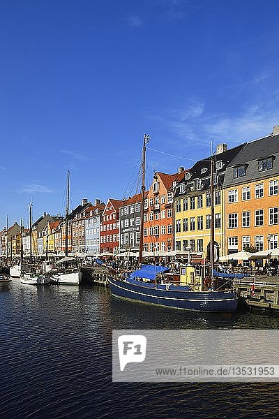 Segelboote auf dem Kanal vor bunten Häuserfassaden  Vergnügungsviertel  Nyhavn  Kopenhagen  Dänemark  Europa