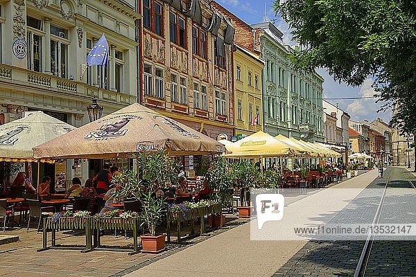 Hauptstraße mit Gastronomie  Altstadt  Kosice  ehemals Kaschau  Slowakei  Europa