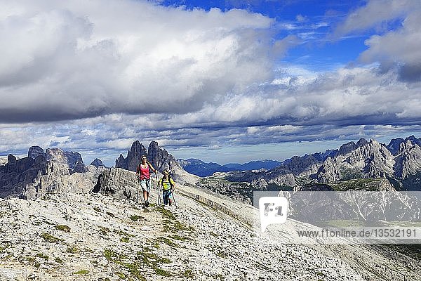 Hikers on the ascent from the Prato Piazza to the summit of the Dürrenstein  in the background Monte Cristallo and the Three Peaks of Lavaredo  Sexten Dolomites  Alta Pusteria  South Tyrol  Italy  Europe