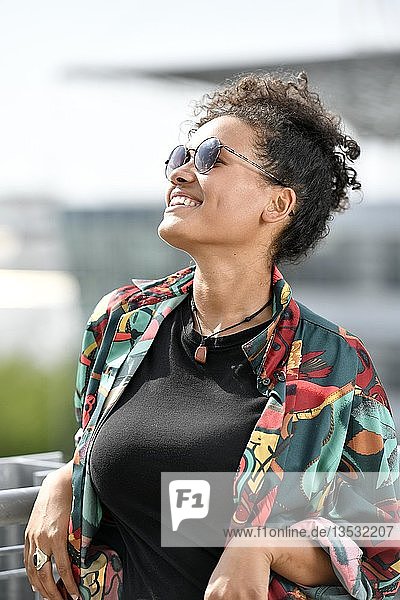Junge Frau  Mode  Fotoshooting  Portrait  Flughafen München  Oberbayern  Bayern  Deutschland  Europa