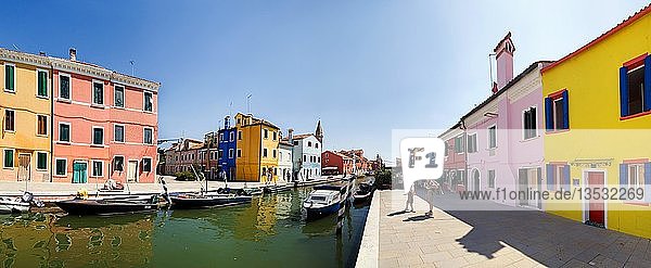 Panoramablick auf die Stadt mit bunt bemalten Häusern und Kanälen von Burano  Venedig  Italien  Europa