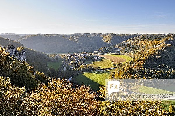 Blick vom Jägerfelsen in das herbstliche Donautal mit der Ortschaft Beuron und dem Benedektiner Kloster Landkreis Sigmaringen Baden-Württemberg Deutschland Europa