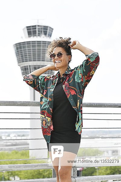 Junge Frau  Fashion  Fotoshooting am Flughafen München  Deutschland  Europa