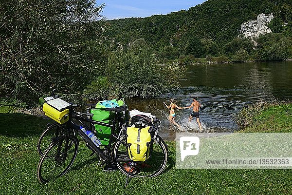 Cyclists are bathing in the Danube  Matting  Regensburg  East Bavaria  Lower Bavaria  Bavaria  Germany  Europe