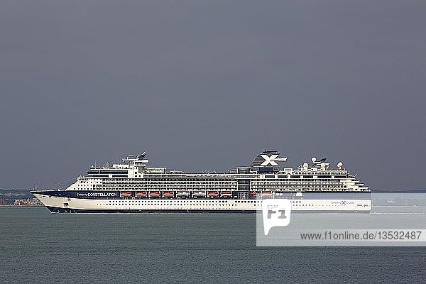 Kreuzfahrtschiff Celebrity Constellation  Gasturbinenschiff  Reederei Celebrity Cruises  verlässt den Hafen von Cadiz  Andalusien  Spanien  Europa
