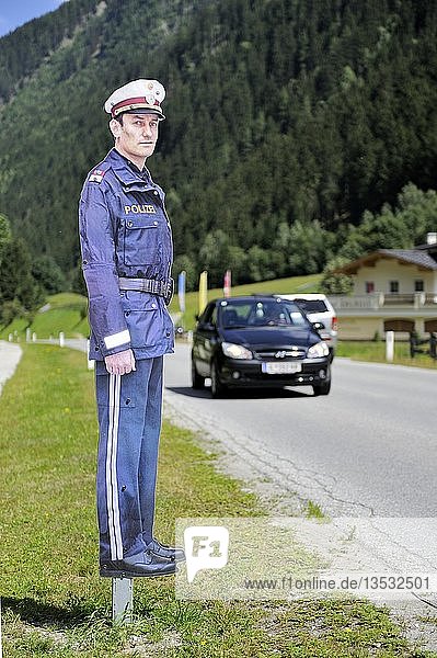 Polizist aus Pappe am Straßenrand zur Erhöhung der Aufmerksamkeit auf der Straße  Tirol  Österreich  Europa