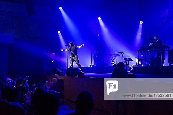 Der britische Sänger Seal live im ausverkauften Konzertsaal des KKL beim Blue Balls Festival Luzern  Schweiz  Europa