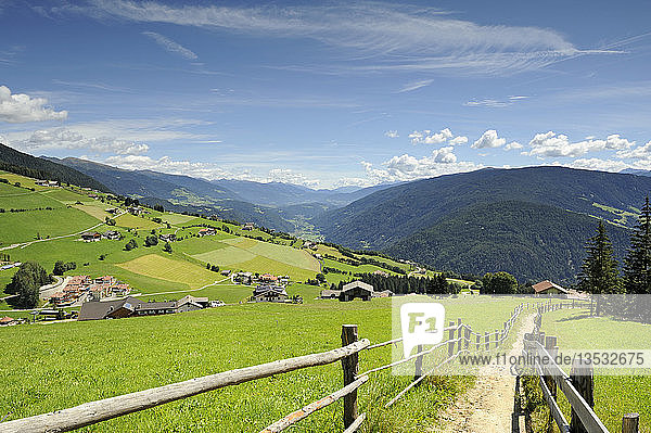 Wanderweg und Streusiedlung der Gemeinde Meransen Pustertal Südtirol Italien Europa