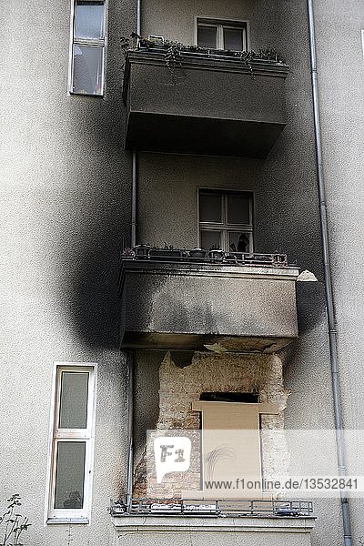 Wohnhaus nach Brand in der Silvesternacht  Berlin  Deutschland  Europa