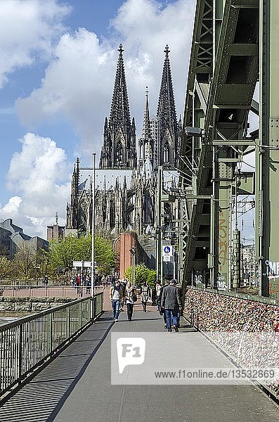 Pedestrian walkway on Hohenzollern Bridge  looking towards Cologne Cathedral  Cologne  North Rhine-Westphalia  Germany  Europe