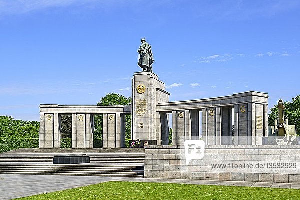 Sowjetisches Kriegerdenkmal für die im Zweiten Weltkrieg gefallenen Soldaten der Roten Armee  Berlin  Berlin  Berlin  Deutschland  Europa