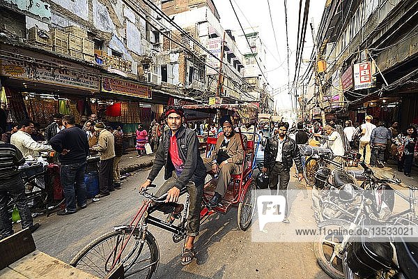 Rikschas im Straßenverkehr  Alt-Delhi  Delhi  Indien  Asien