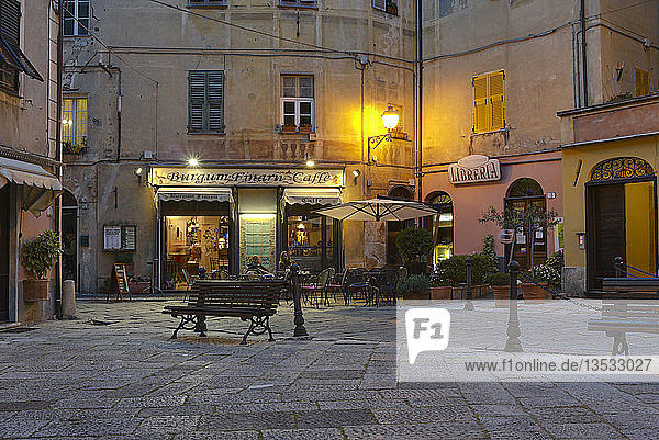 Finalborgo  kleiner Platz vor den Toren der Stadt  Stadtteil von Finale Ligure in der Provinz Savona  Ligurien  Italien  Europa