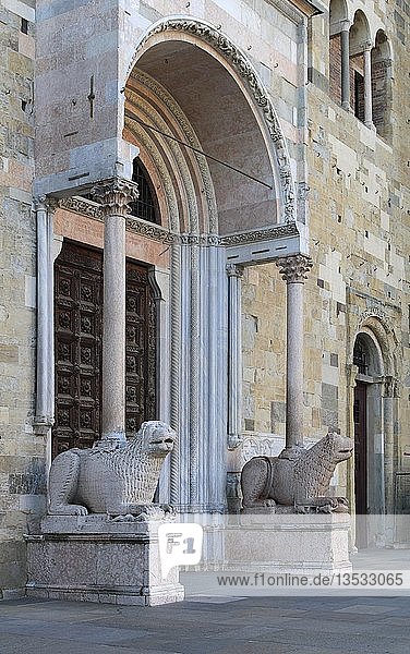 Eingangsportal des Doms mit Marmorlöwen von Giambono da Bissone  Dom von Parma  Piazza Duomo  Parma  Emilia-Romagna  Italien  Europa