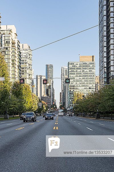 Große Straße im Stadtzentrum mit Wolkenkratzern  Coal Harbour  Vancouver  British Columbia  Kanada  Nordamerika
