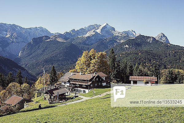 Berggasthof Eckbauer mit dem Wettersteingebirge  Garmisch-Partenkirchen  Werdenfelser Land  Oberbayern  Bayern  Deutschland  Europa