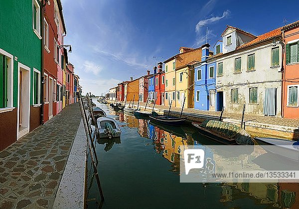 Panoramablick auf die Stadt und die bunt bemalten Häuser und Kanäle von Burano  Venedig  Italien  Europa