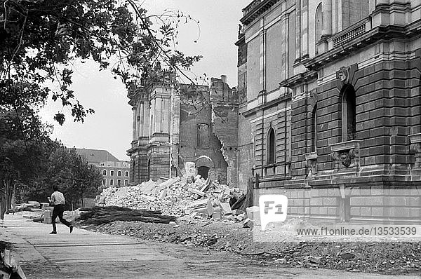 Sprengung des Museum der bildenden Künste 1962 Karl-Marx-Platz heute Augustusplatz Leipzig Sachsen DDR Deutschland Europa