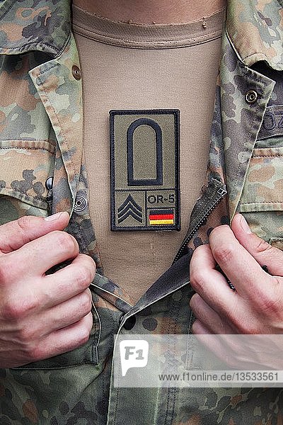 Bundeswehr Rangabzeichen mit Unteroffiziersrang  Deutschlandfahne  Nato-Rang und US-Rang gestickt  Tag der offenen Tür  Julius-Leber-Kaserne  Berlin  Deutschland  Europa