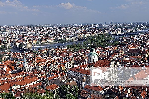 Blick auf das historische Stadtzentrum von Prag  UNESCO-Weltkulturerbe  Böhmen  Tschechische Republik  Europa