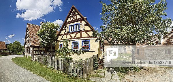 Historisches Fachwerkhaus mit Garten aus Mainfranken  Fränkisches Freilandmuseum Bad Windsheim  Bayern  Deutschland  Europa