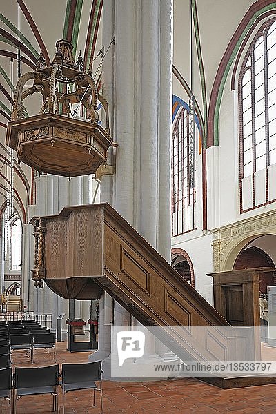 Geschnitzte Kanzel in der renovierten Nikolaikirche  Berlin  Deutschland  Europa