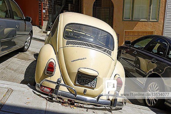 Alter VW-Käfer  San Francisco  Kalifornien  USA  Nordamerika  schräg auf einer steilen Straße geparkt  Nordamerika