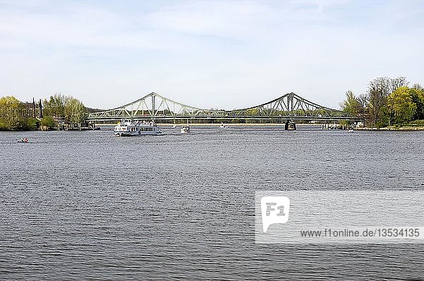 Glienicker Brücke  die Berlin und Potsdam überspannt  Deutschland  Europa