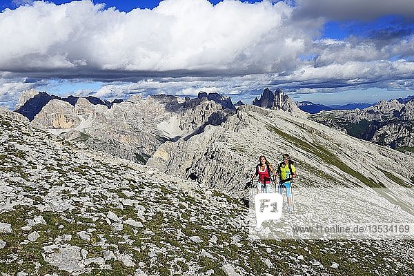Hikers on the ascent from the Prato Piazza to the summit of the Dürrenstein  in the background the peaks of the Three Peaks of Lavaredo  Sextener Dolomiten  Alta Pusteria  South Tyrol  Italy  Europe