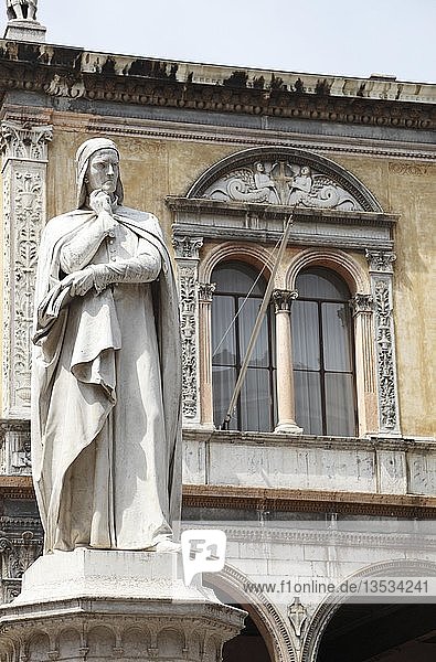 Statue von Dante Alighieri  im Hintergrund die Loggia del Consiglio  Piazza dei Signori  Verona  Venetien  Italien  Europa