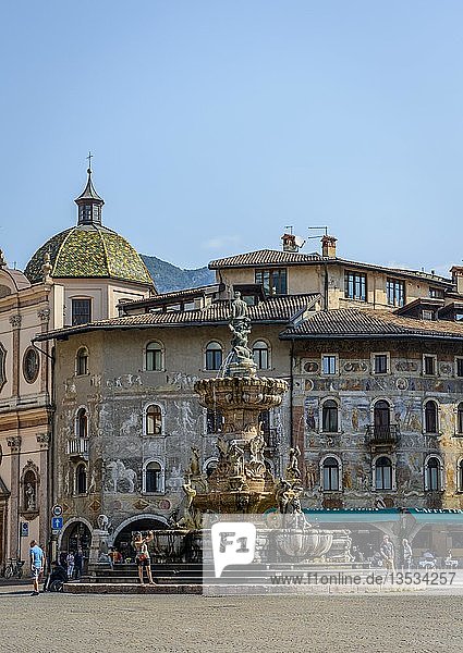 Domplatz  Piazza del Duomo  mit Neptunbrunnen  Fontana del Nettuno  Altstadt  Trient  Trentino  Südtirol  Italien  Europa