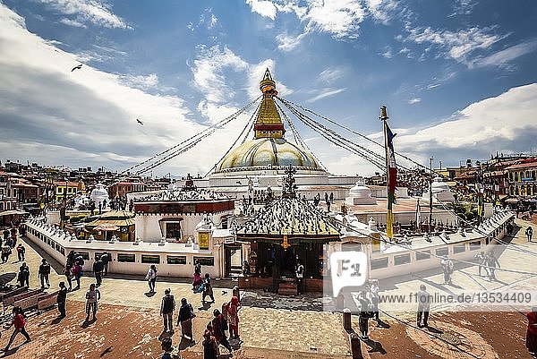 Boudhanath Stupa mit Gläubigen Boudha Kathmandu Nepal Asien