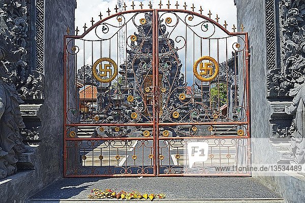 Tor mit Hakenkreuz  ein Glückssymbol im Hinduismus  Pura Segara Tempel  Lovina Beach  Nord-Bali  Bali  Indonesien  Asien